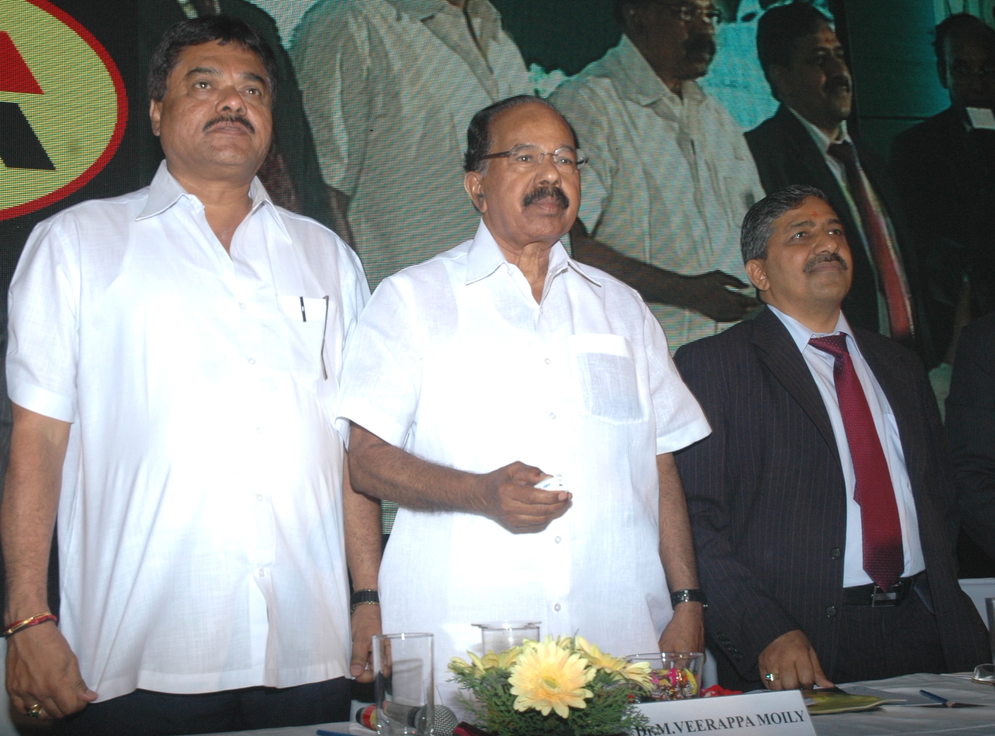 Dr. M Veerappa Moily, Hon’ble Minister of Petroleum and Natural Gas inaugurating the Dabhol – Bengaluru pipeline for Bengaluru
