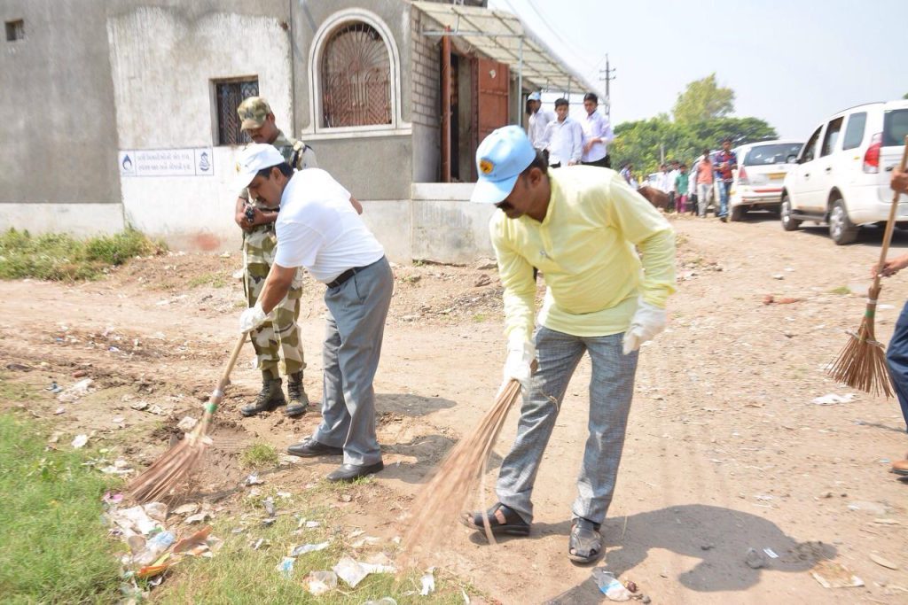 Sh. B.C. Tripathi, CMD GAIL (India) Ltd. during the #SwachhBharat abhiyan.